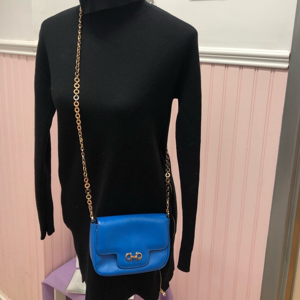 💙Freaking adorable Salvatore Ferragamo Cross body!💙